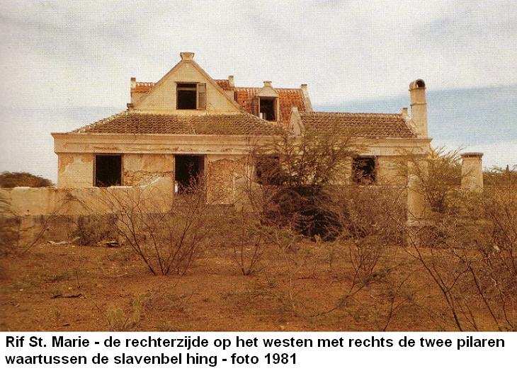 22. Rif rechterzijde op het westen met pilaren voor de slavenbel 1981